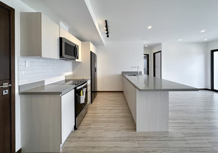 Apartamento de 2 dormitorios en alquiler en zona 10 - foto 4