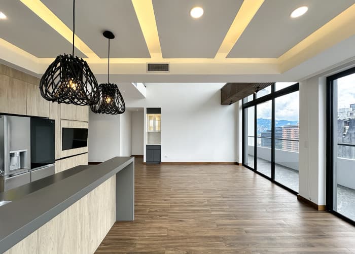 Apartamento de dos niveles en alquiler en zona 10 - foto 2