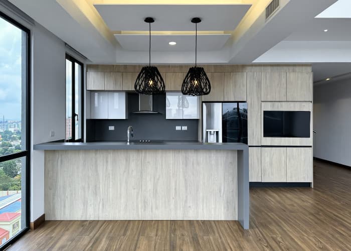 Apartamento de dos niveles en alquiler en zona 10 - foto 3