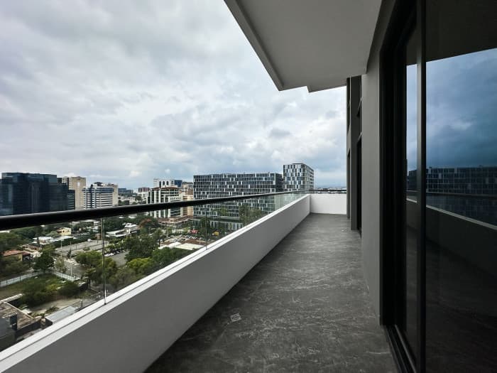 Apartamento de dos niveles en alquiler en zona 10 - foto 4
