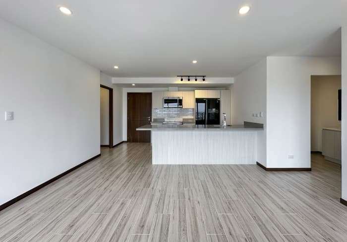 Apartamento de 2 dormitorios en alquiler en zona 10 - foto 2