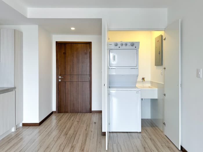 Apartamento de 2 dormitorios en alquiler en zona 10 - foto 4