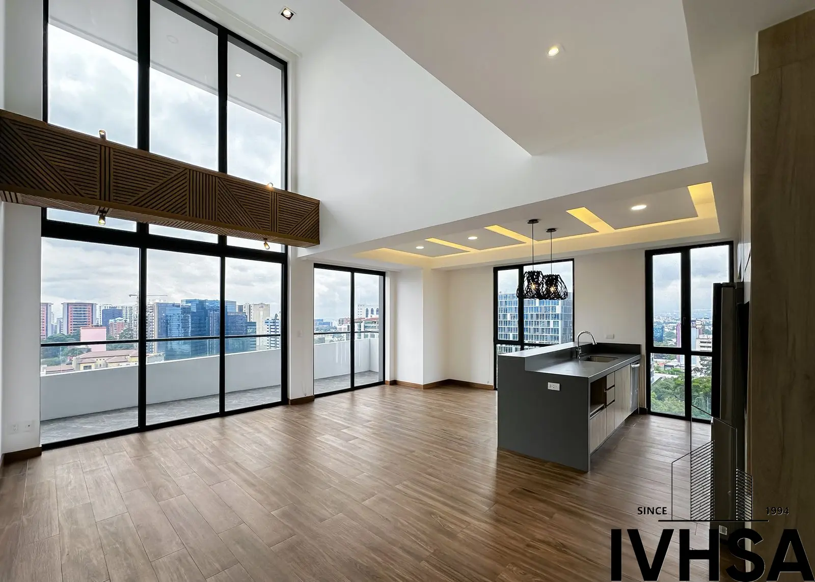 Apartamento de dos niveles en alquiler en zona 10 - foto 1