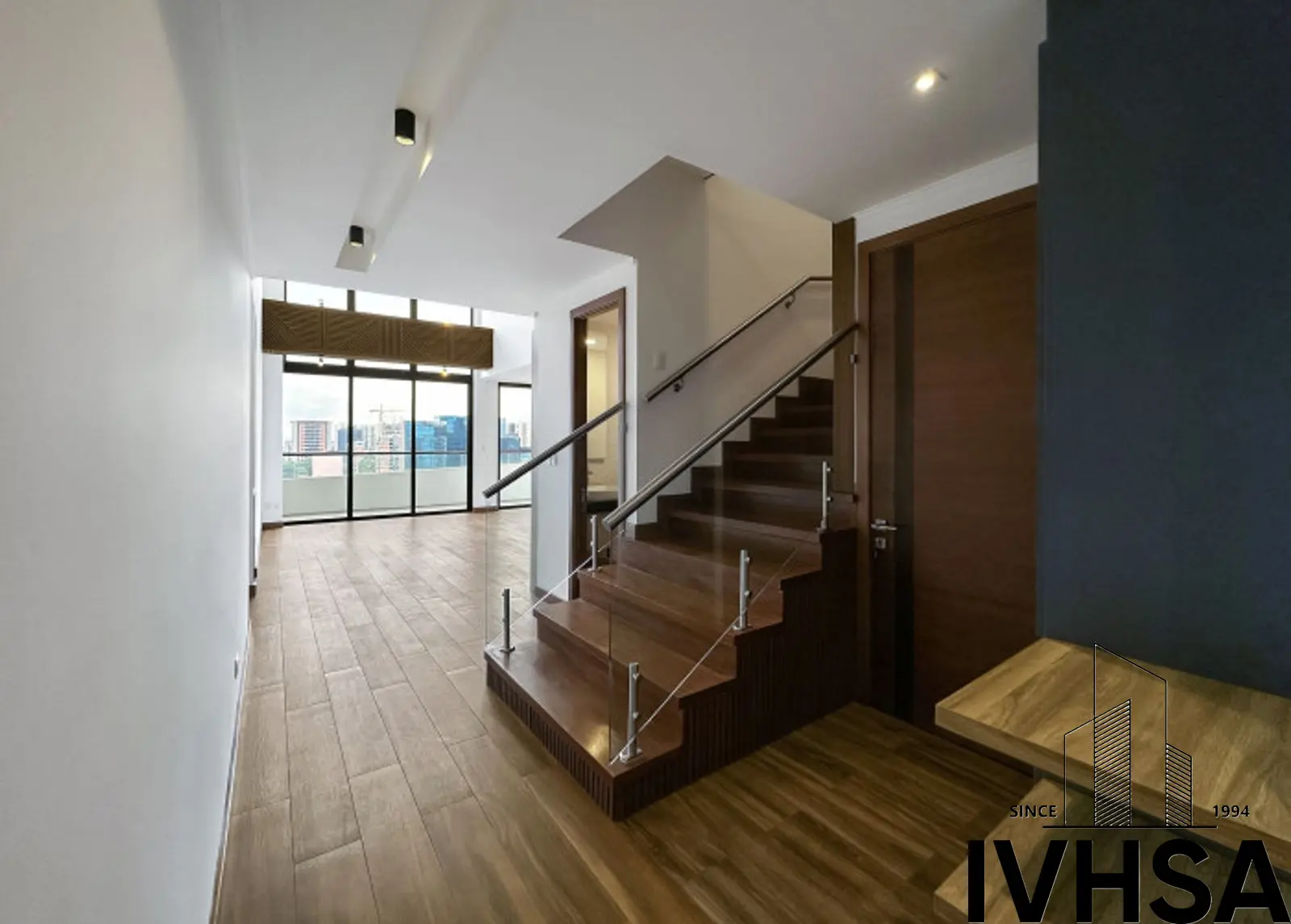 Apartamento de dos niveles en alquiler en zona 10 - foto 12