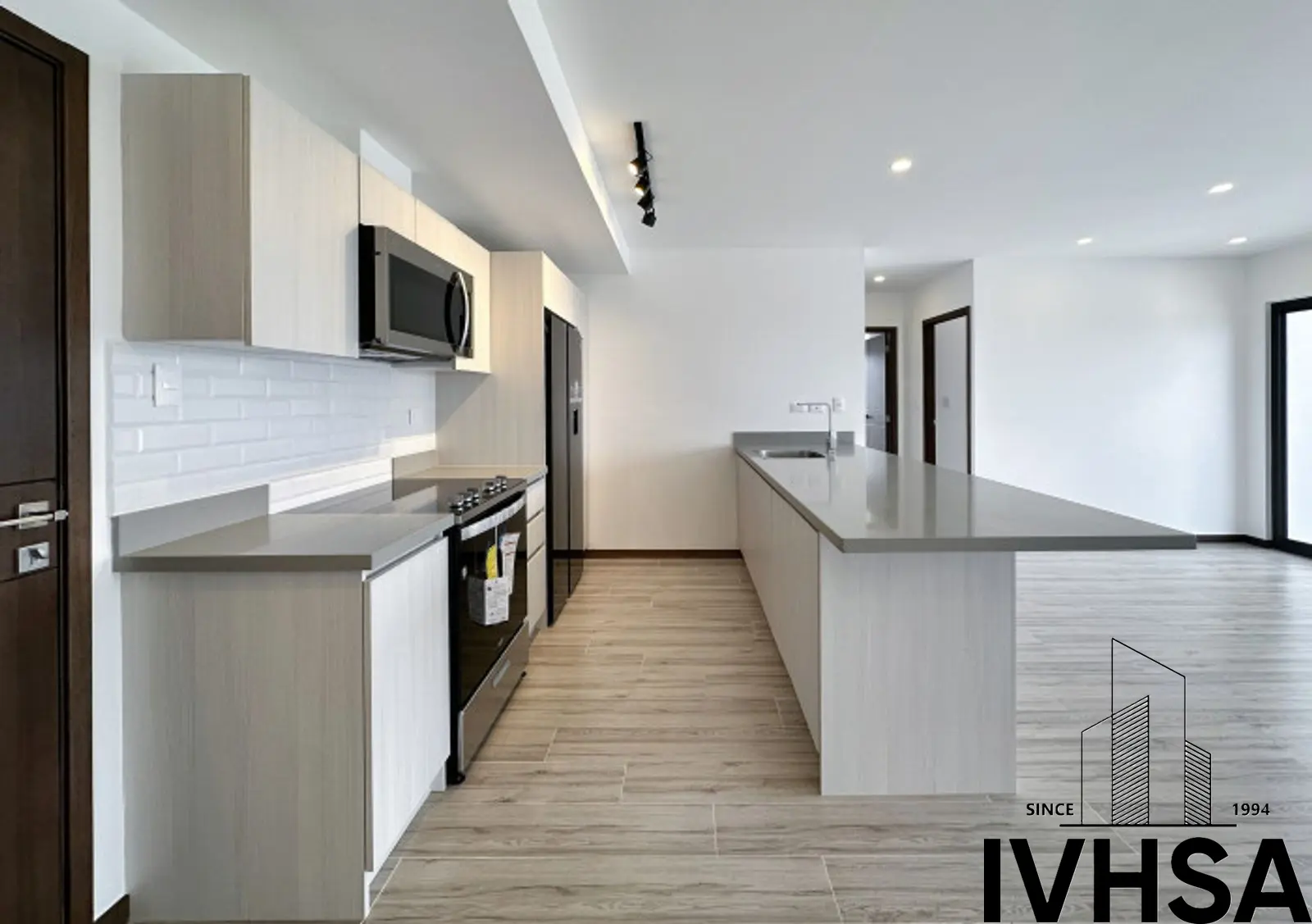 Apartamento de 2 dormitorios en alquiler en zona 10 - foto 4