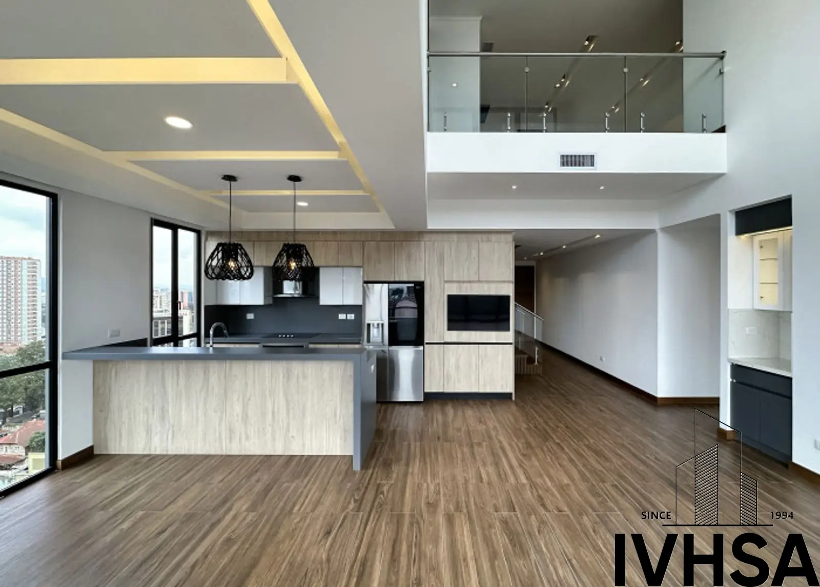 Apartamento de dos niveles en alquiler en zona 10 - foto 5