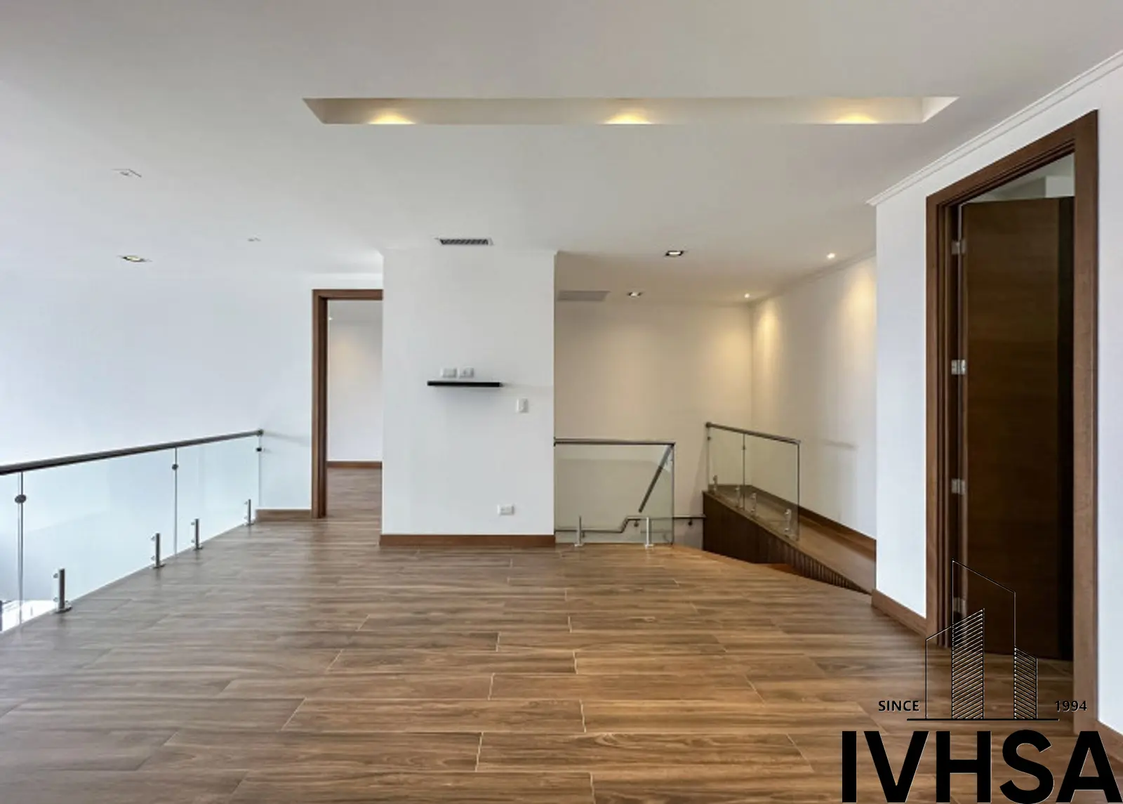 Apartamento de dos niveles en alquiler en zona 10 - foto 13