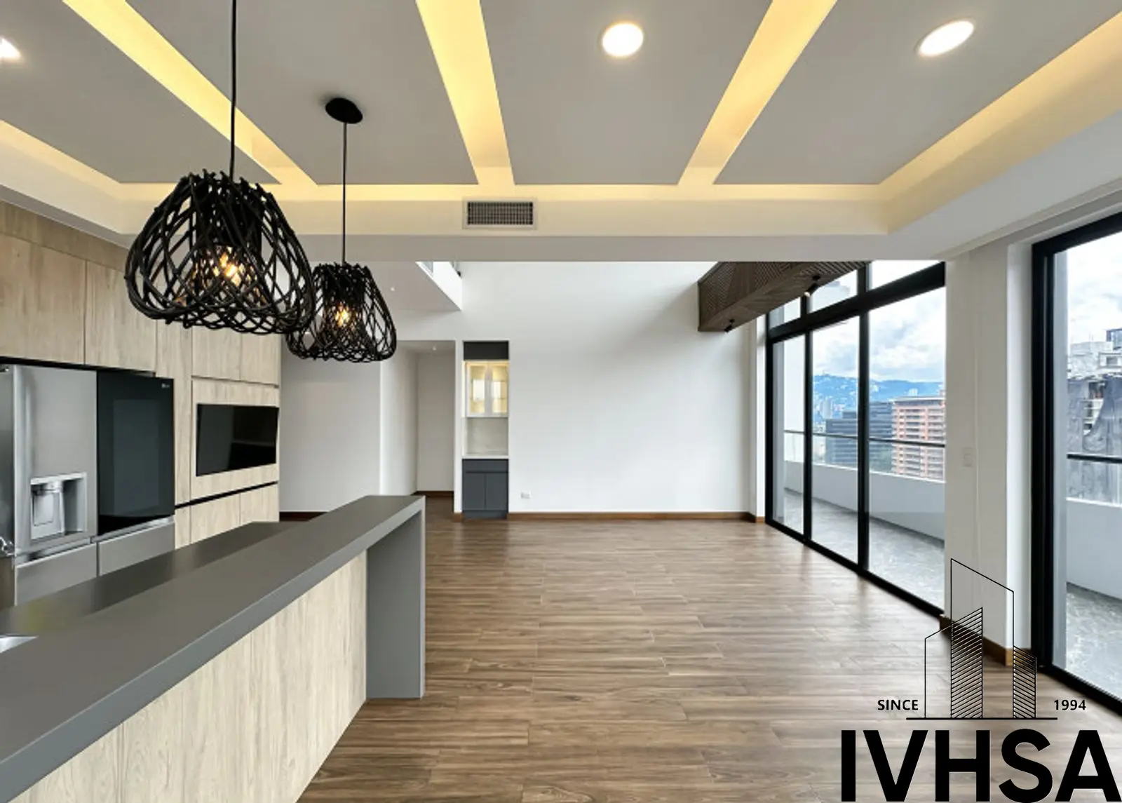 Apartamento de dos niveles en alquiler en zona 10 - foto 2