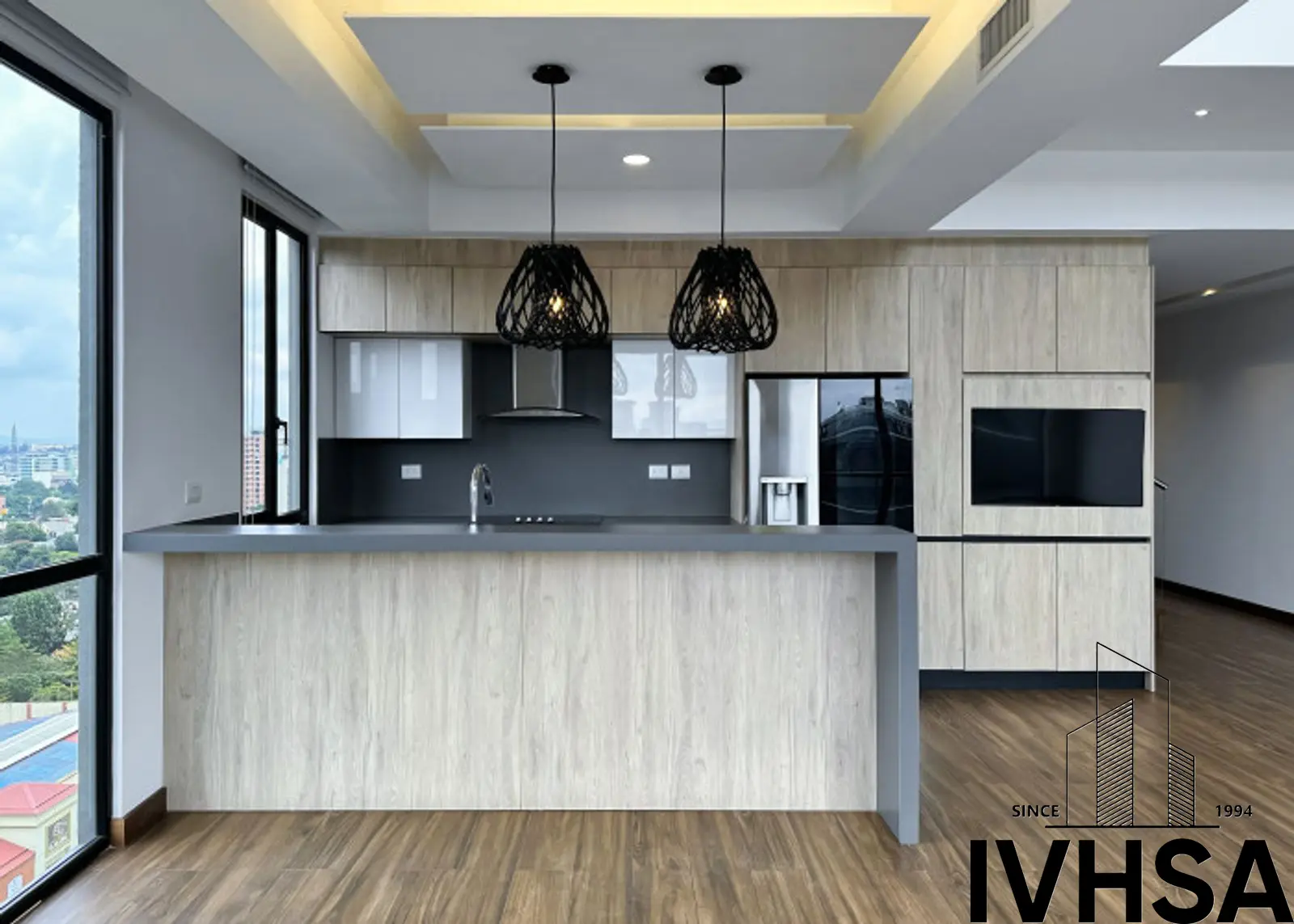Apartamento de dos niveles en alquiler en zona 10 - foto 3