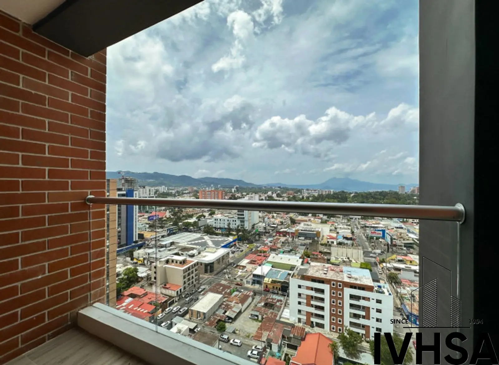 Apartamento de 2 dormitorios en alquiler en zona 10 - foto 5