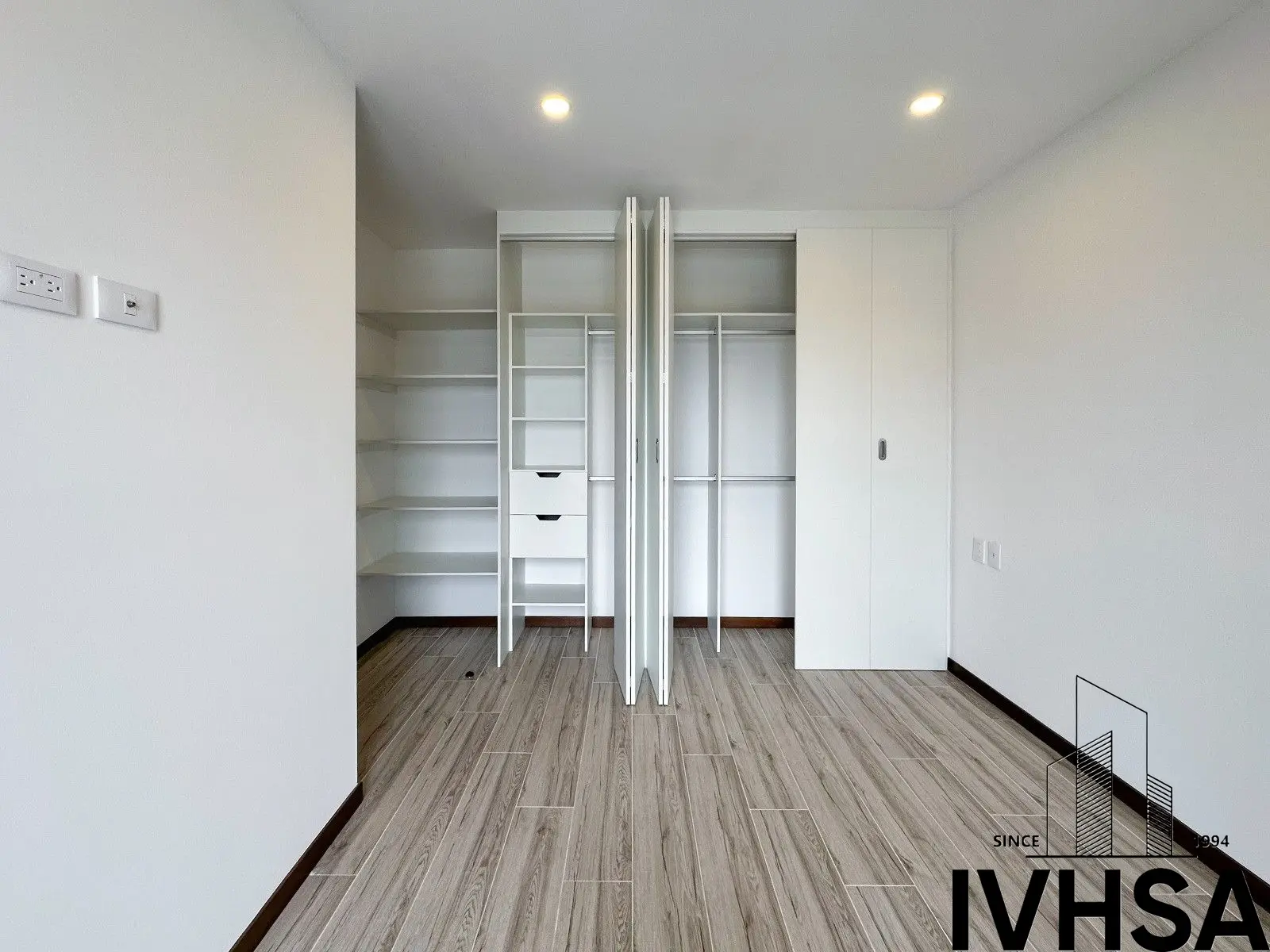 Apartamento de 2 dormitorios en alquiler en zona 10 - foto 12