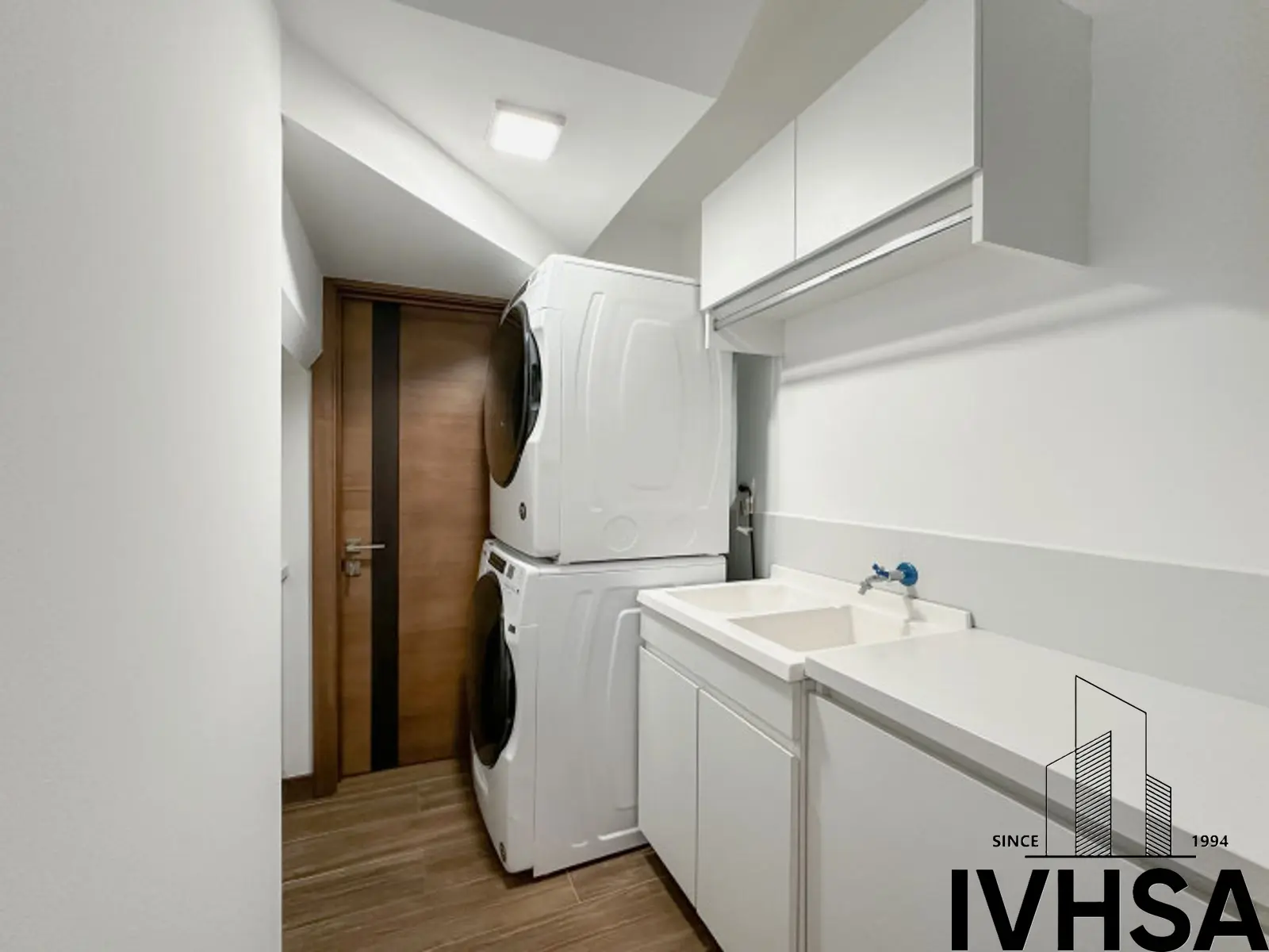 Apartamento de dos niveles en alquiler en zona 10 - foto 6