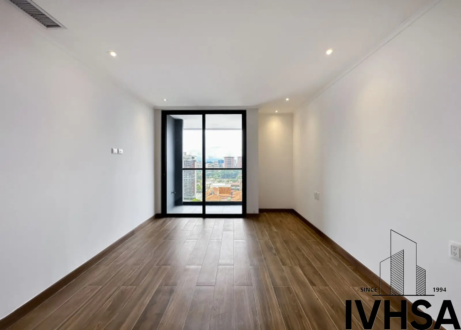 Apartamento de dos niveles en alquiler en zona 10 - foto 15