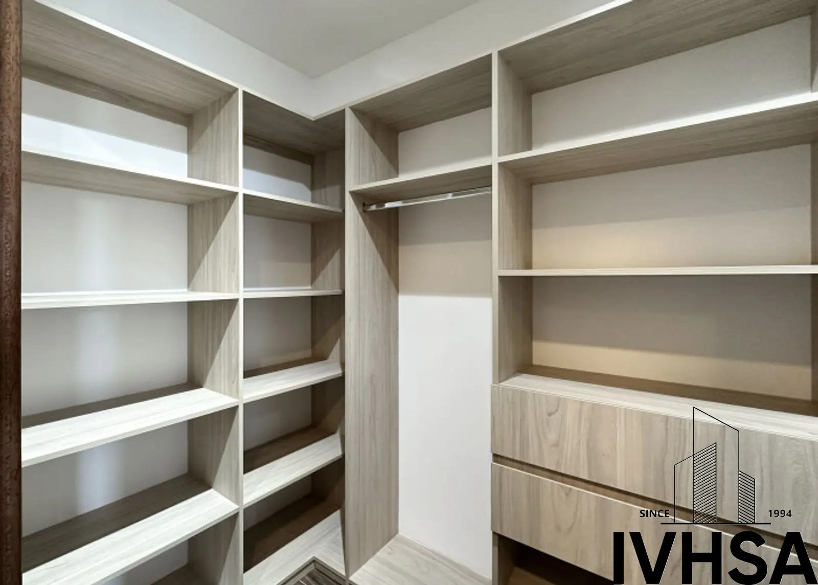 Apartamento de dos niveles en alquiler en zona 10 - foto 19