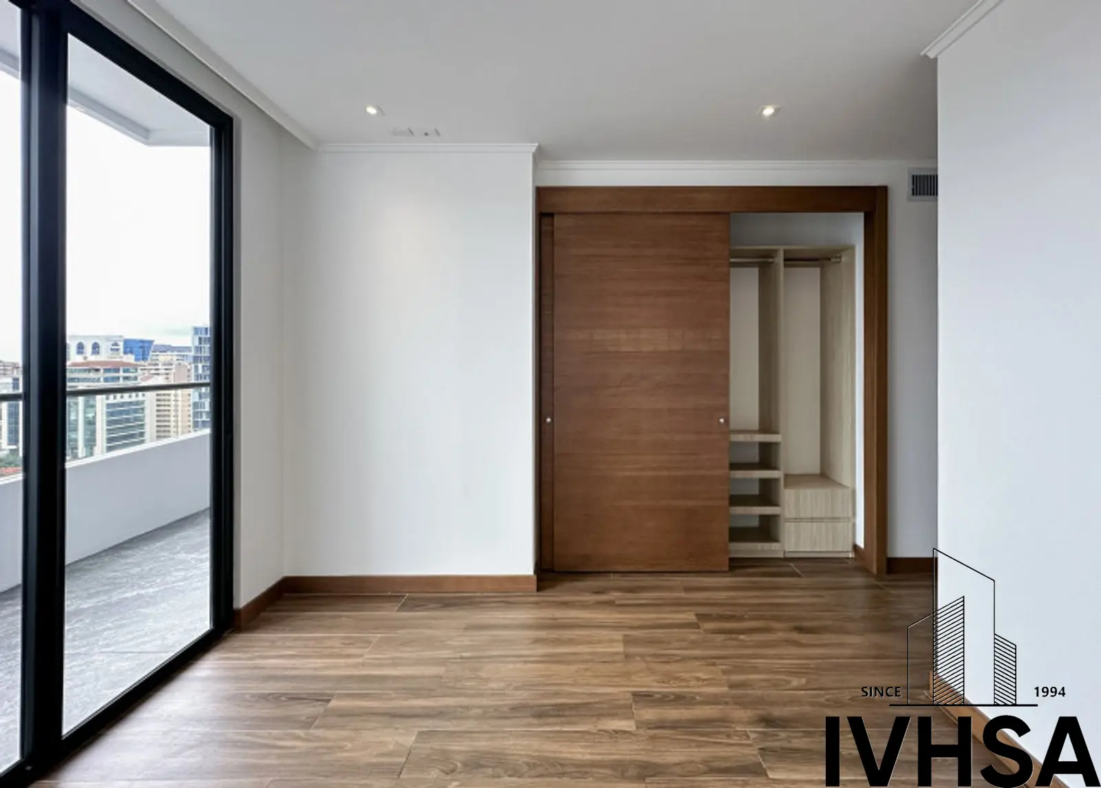 Apartamento de dos niveles en alquiler en zona 10 - foto 9