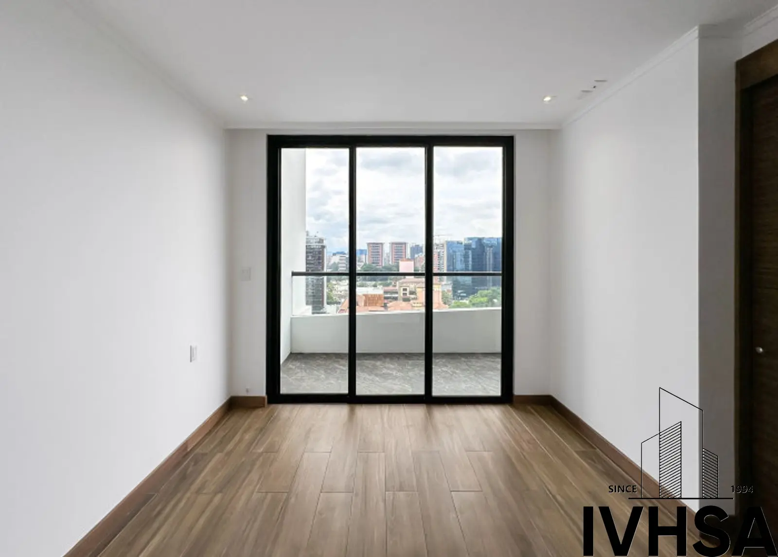 Apartamento de dos niveles en alquiler en zona 10 - foto 8