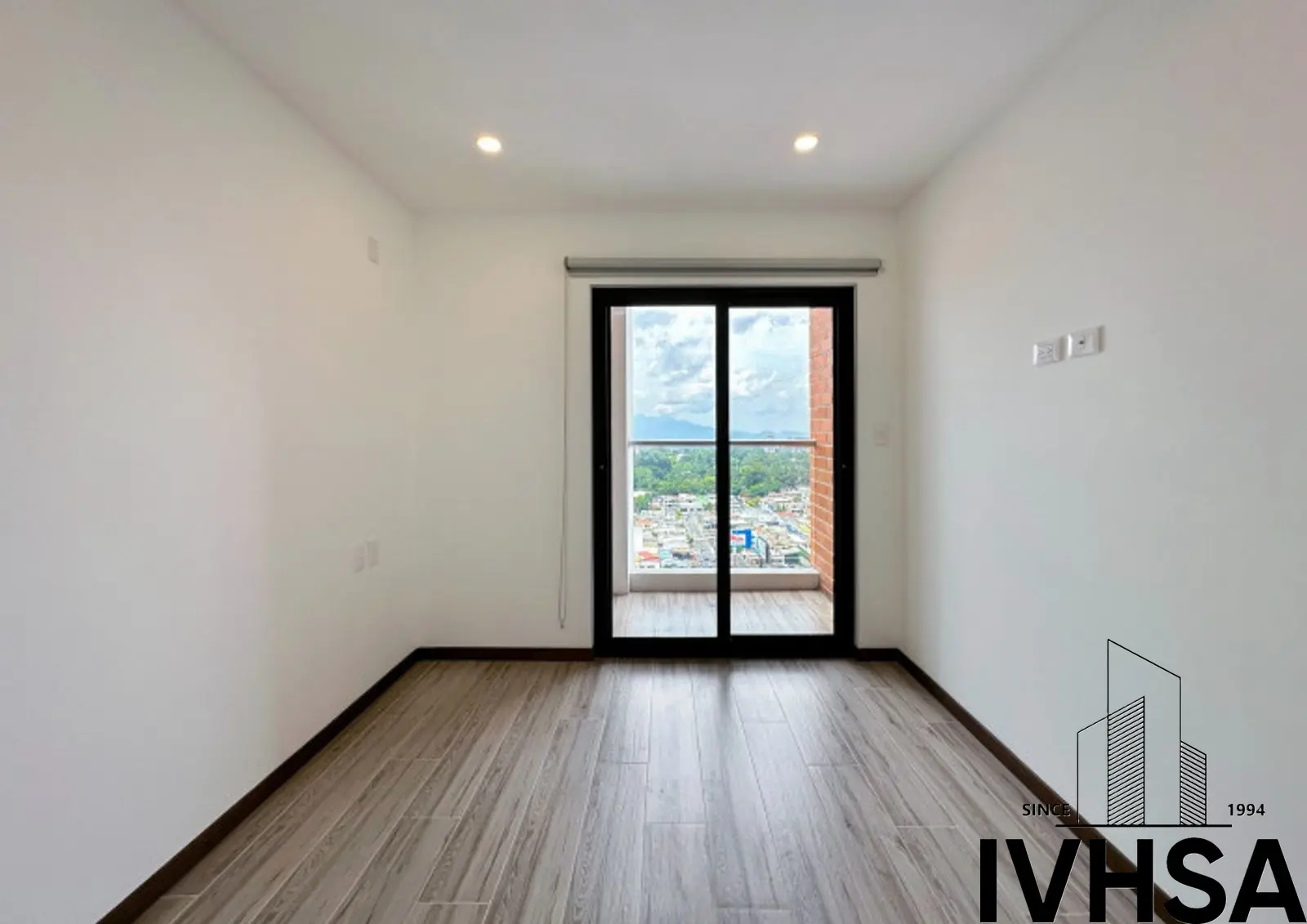 Apartamento de 2 dormitorios en alquiler en zona 10 - foto 11
