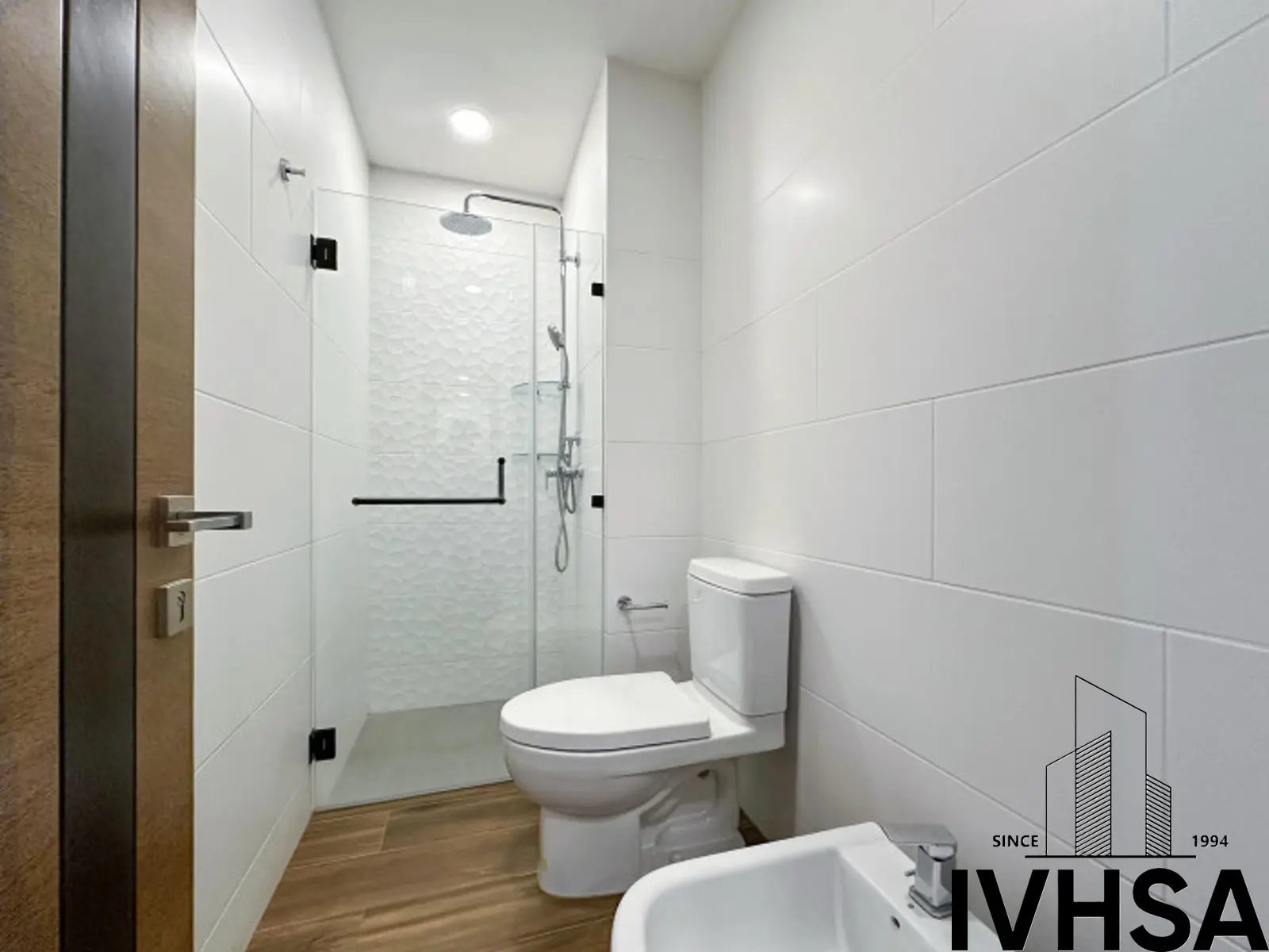 Apartamento de dos niveles en alquiler en zona 10 - foto 10