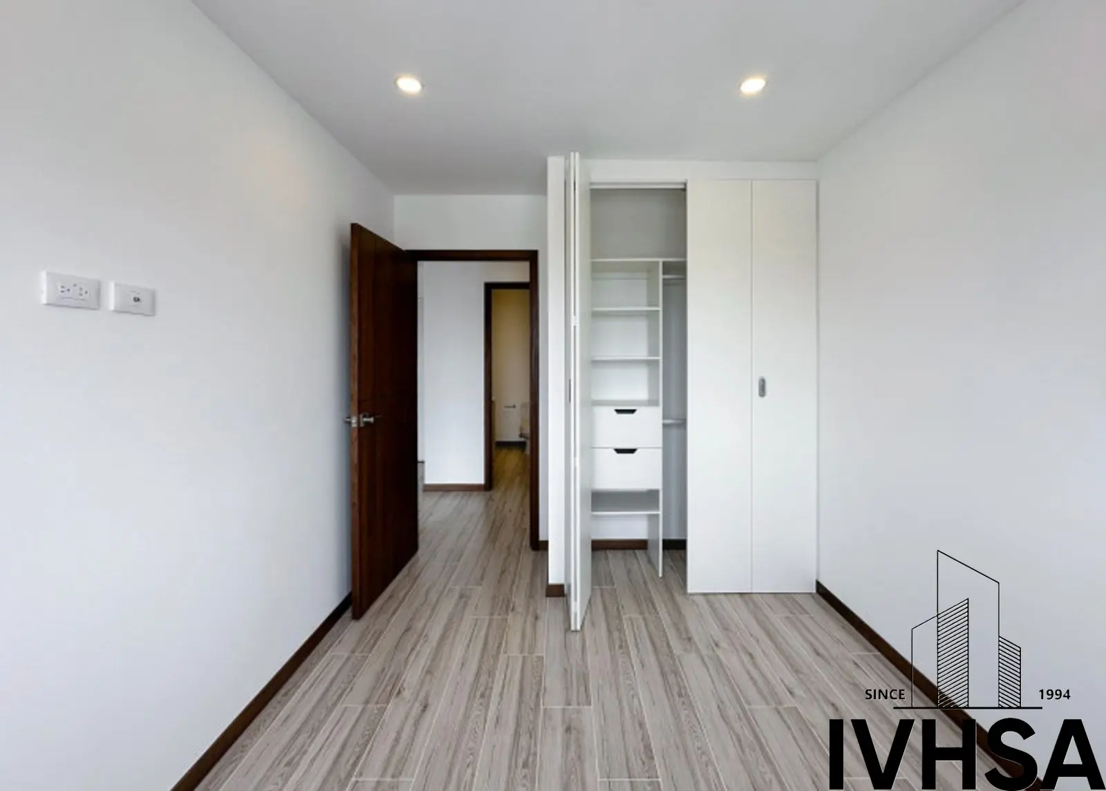 Apartamento de 2 dormitorios en alquiler en zona 10 - foto 9