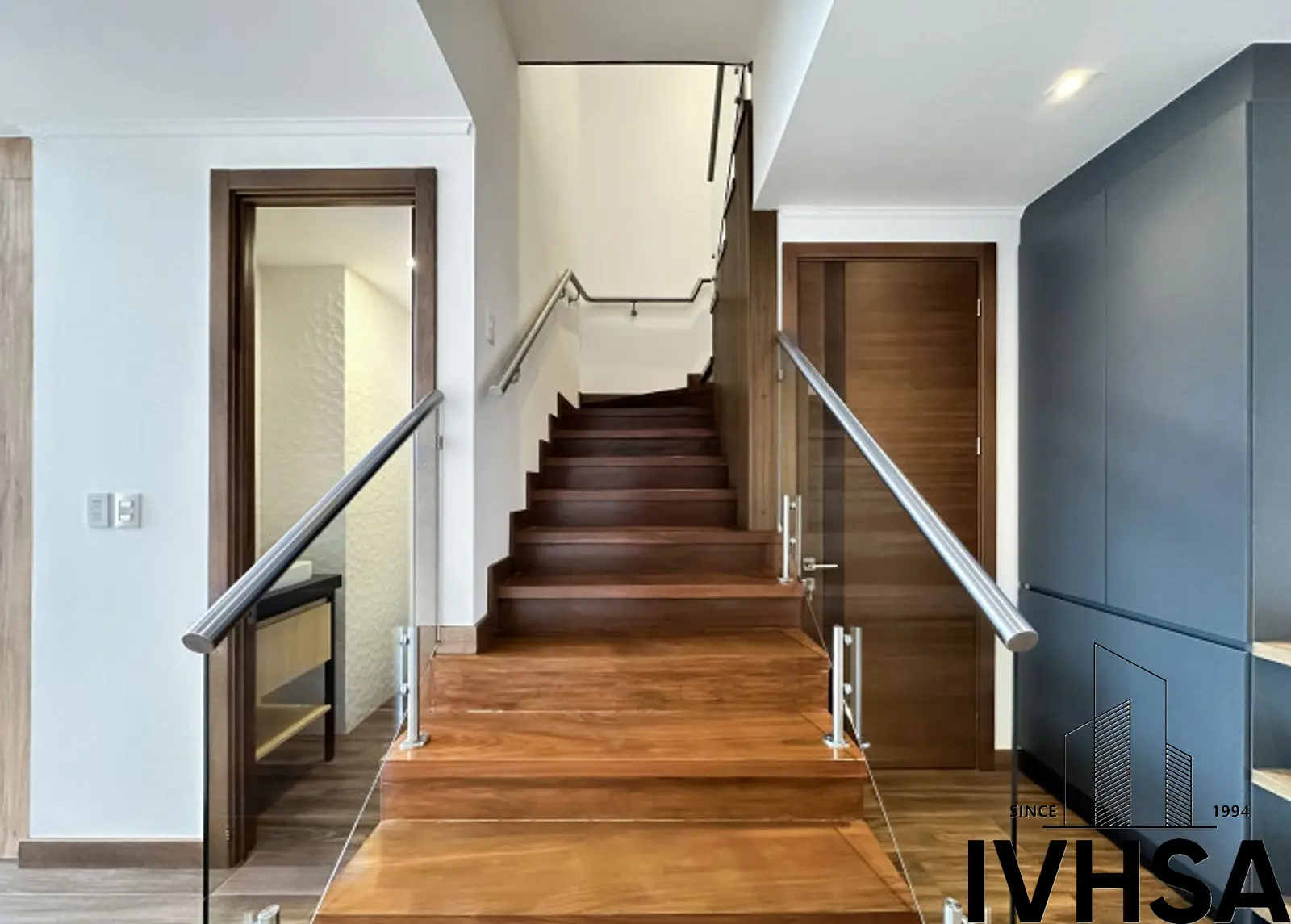 Apartamento de dos niveles en alquiler en zona 10 - foto 11