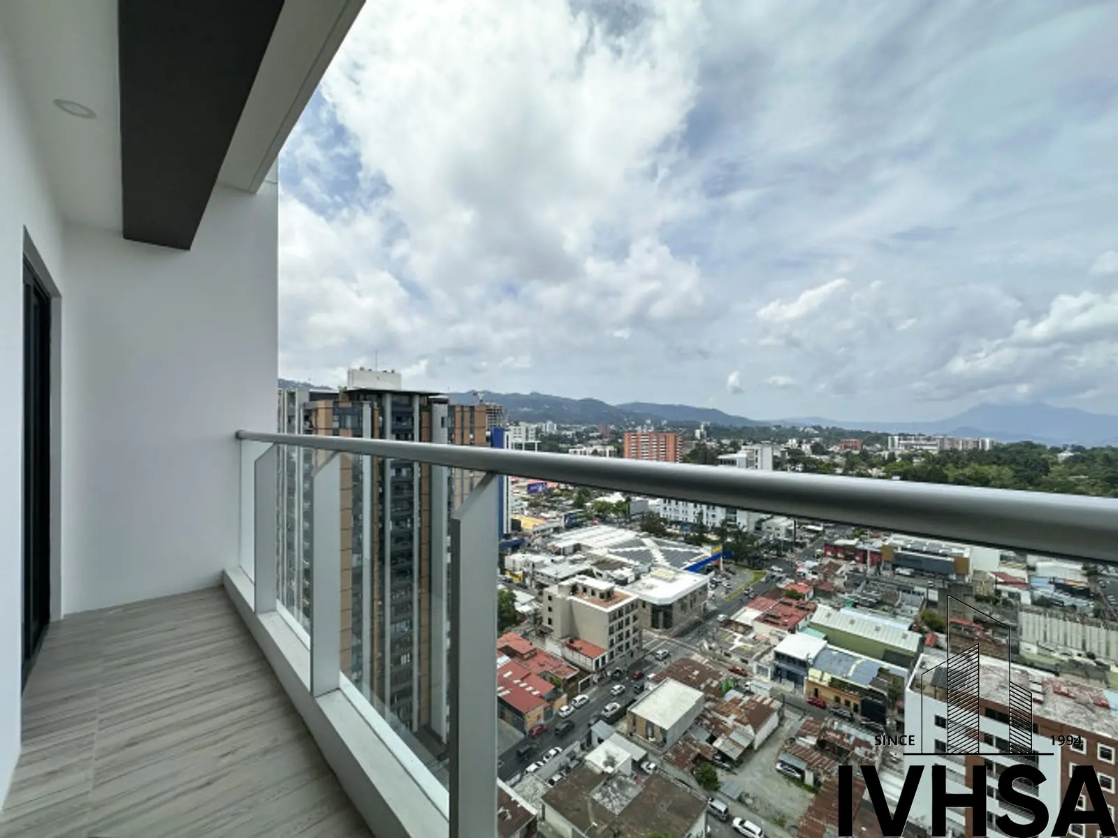 Apartamento de 2 dormitorios en alquiler en zona 10 - foto 5