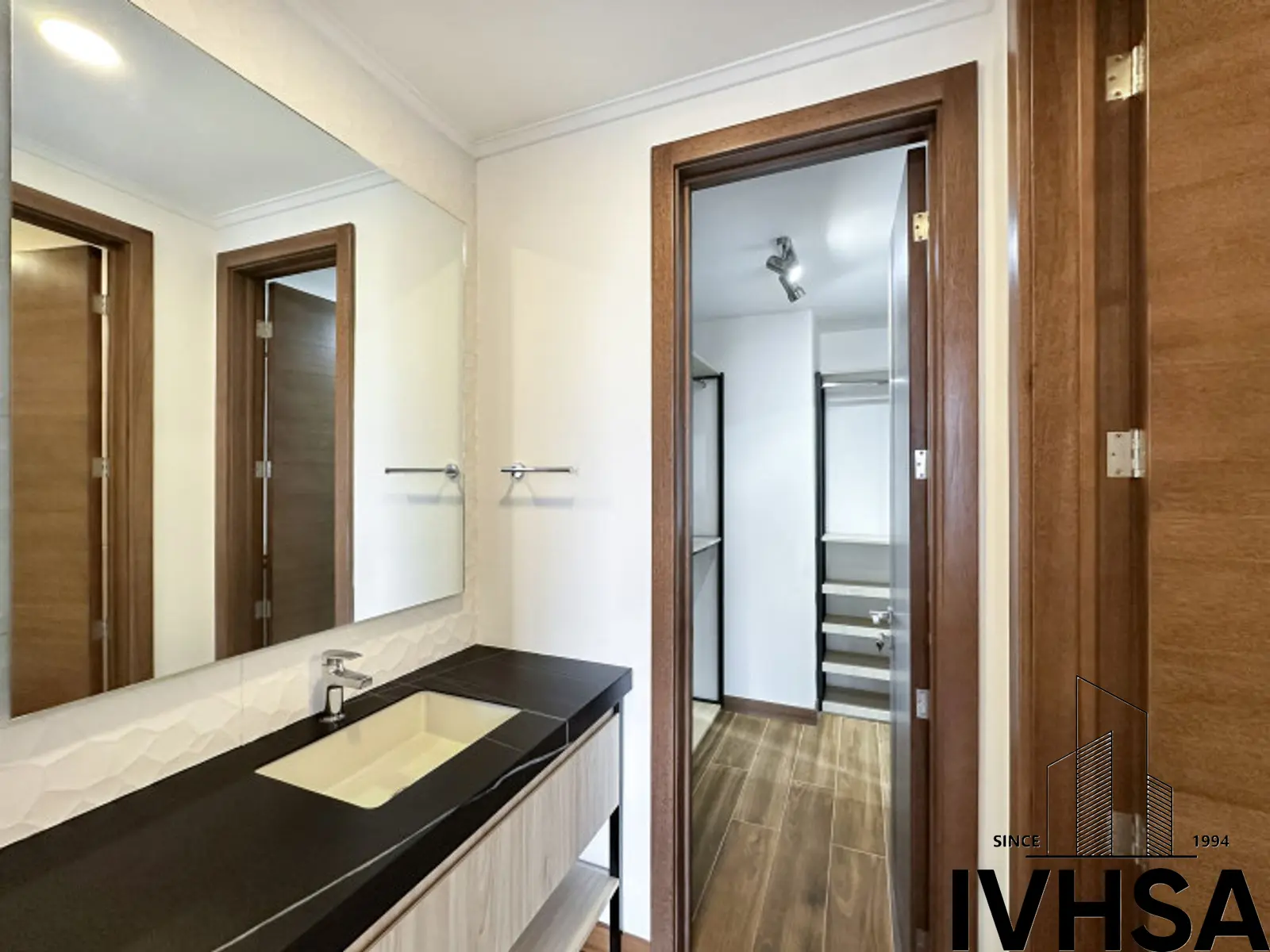 Apartamento de dos niveles en alquiler en zona 10 - foto 16